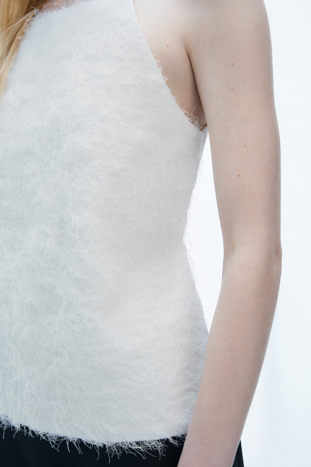 блузка-топ на бретельках с пушистой бахромой - цвет белый - 7