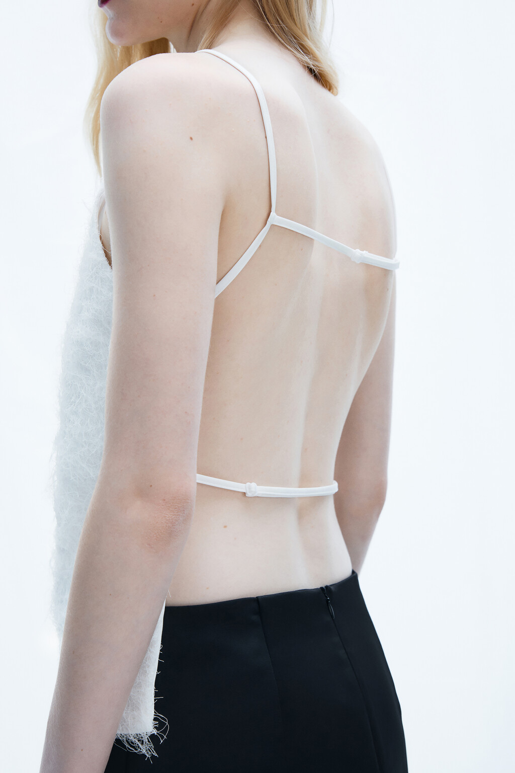 блузка-топ на бретельках с пушистой бахромой - цвет белый - 8