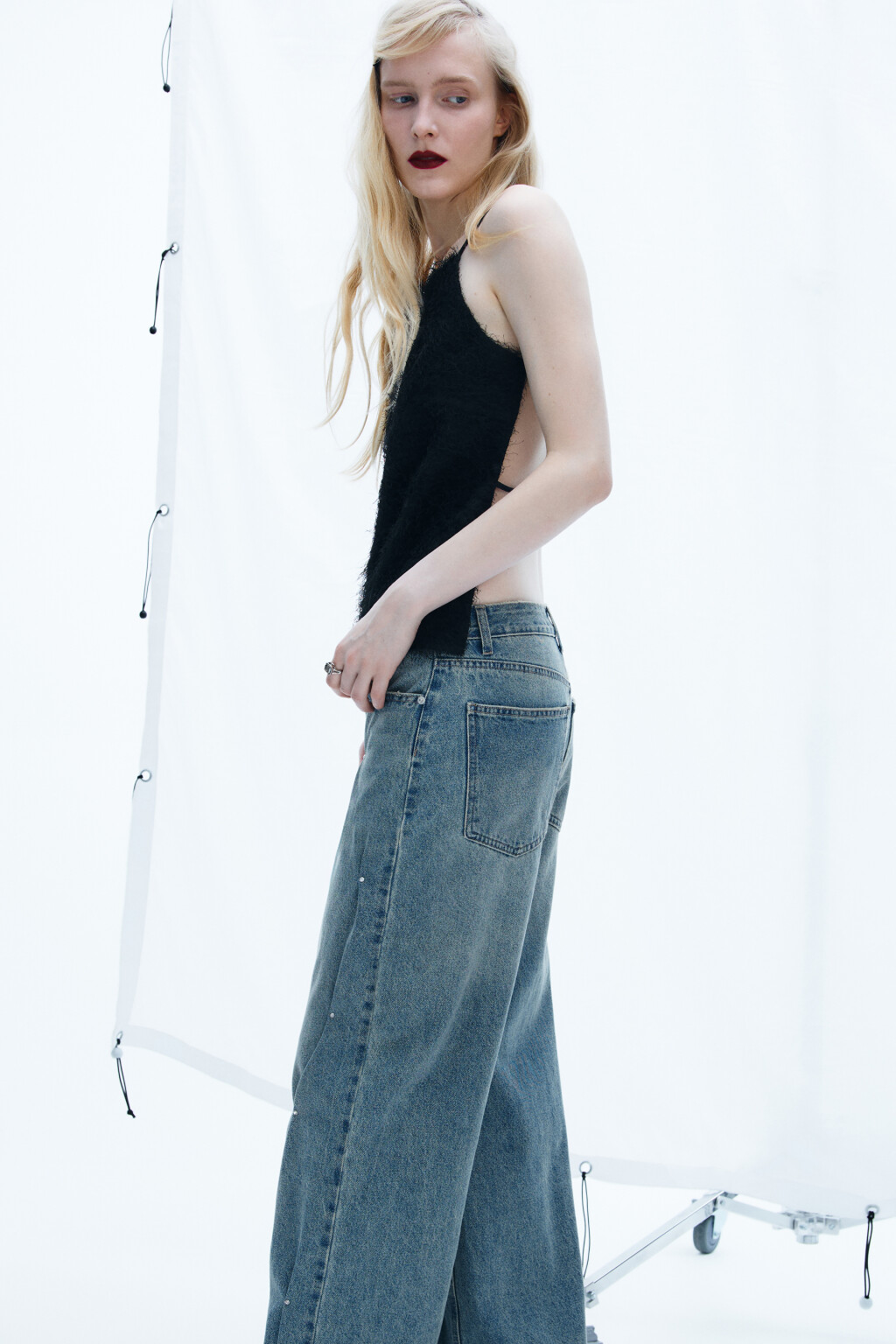 блузка-топ на бретельках с пушистой бахромой - цвет черный - 2