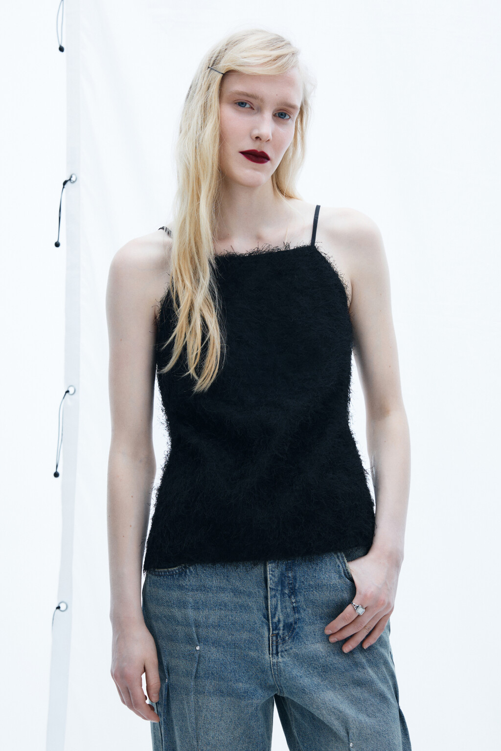 блузка-топ на бретельках с пушистой бахромой - цвет черный - 3