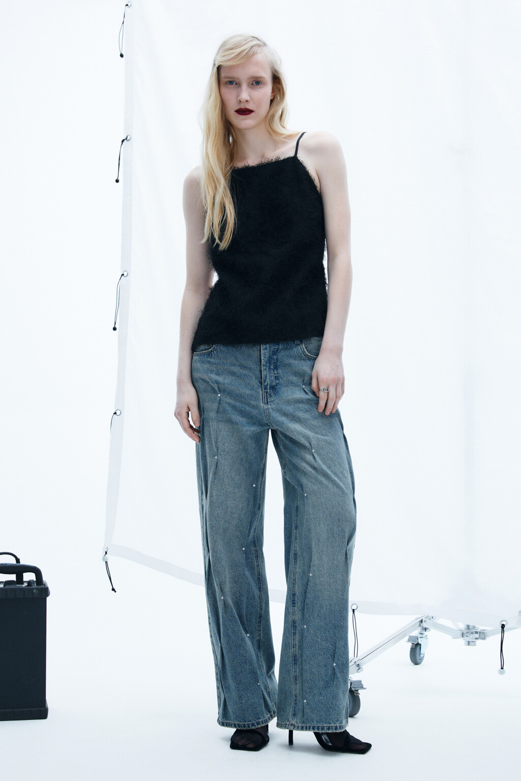 блузка-топ на бретельках с пушистой бахромой - цвет черный - 5