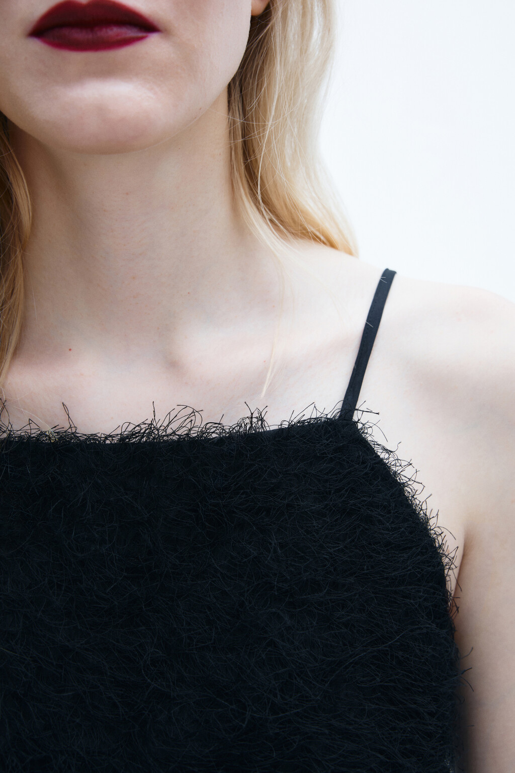 блузка-топ на бретельках с пушистой бахромой - цвет черный - 6