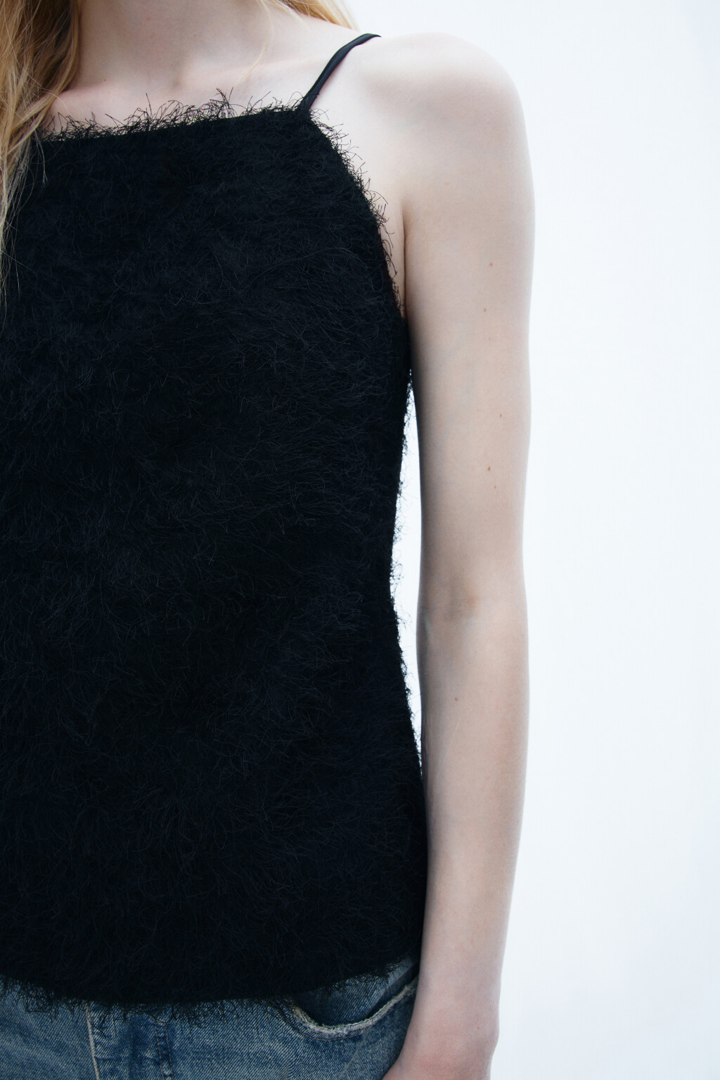 блузка-топ на бретельках с пушистой бахромой - цвет черный - 7