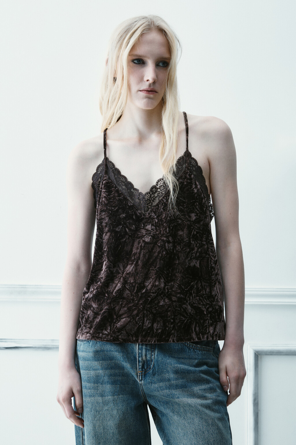 Топ с кружевом и бархатной фактурой - цвет коричневый - 4