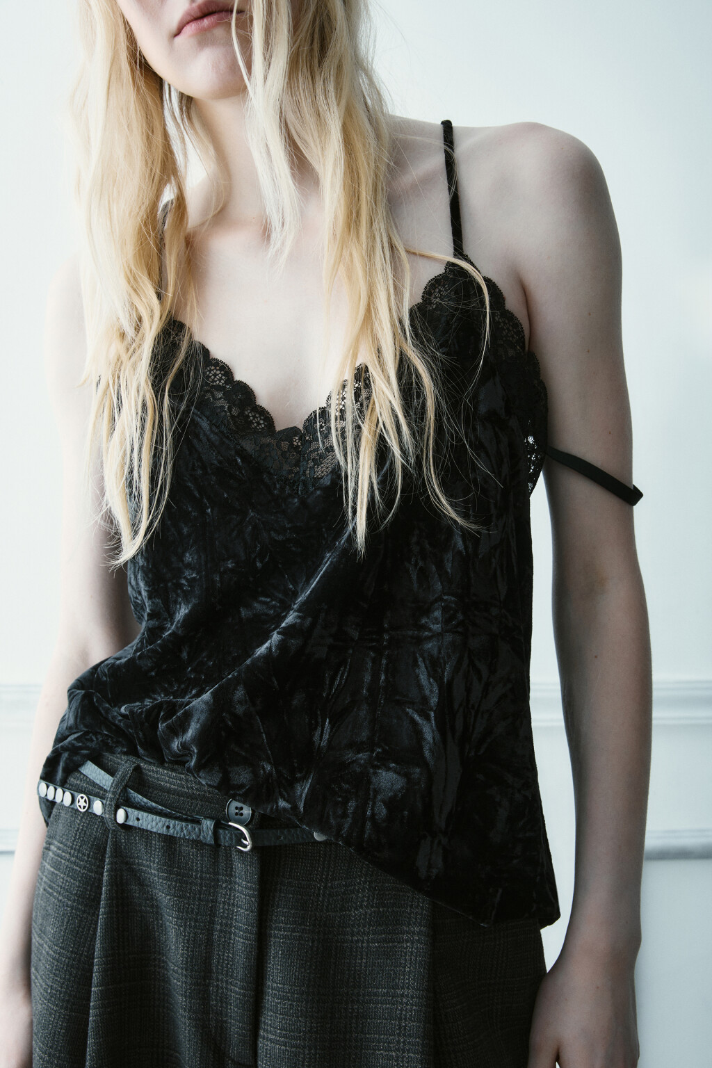 Топ с кружевом и бархатной фактурой - цвет черный - 1