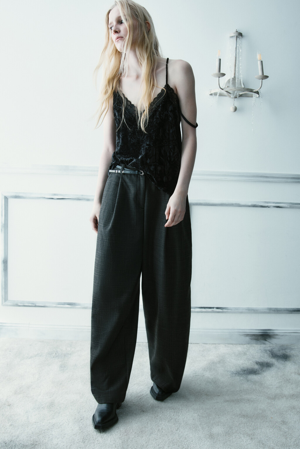 Топ с кружевом и бархатной фактурой - цвет черный - 2