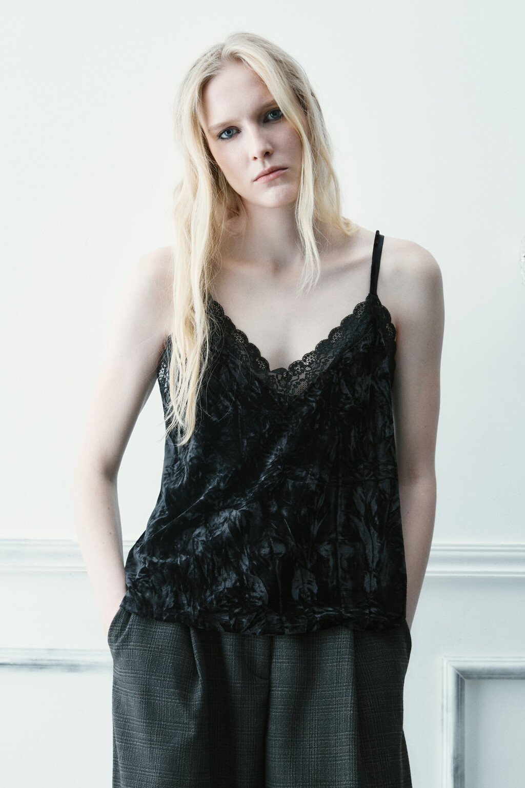 Топ с кружевом и бархатной фактурой - цвет черный - 3