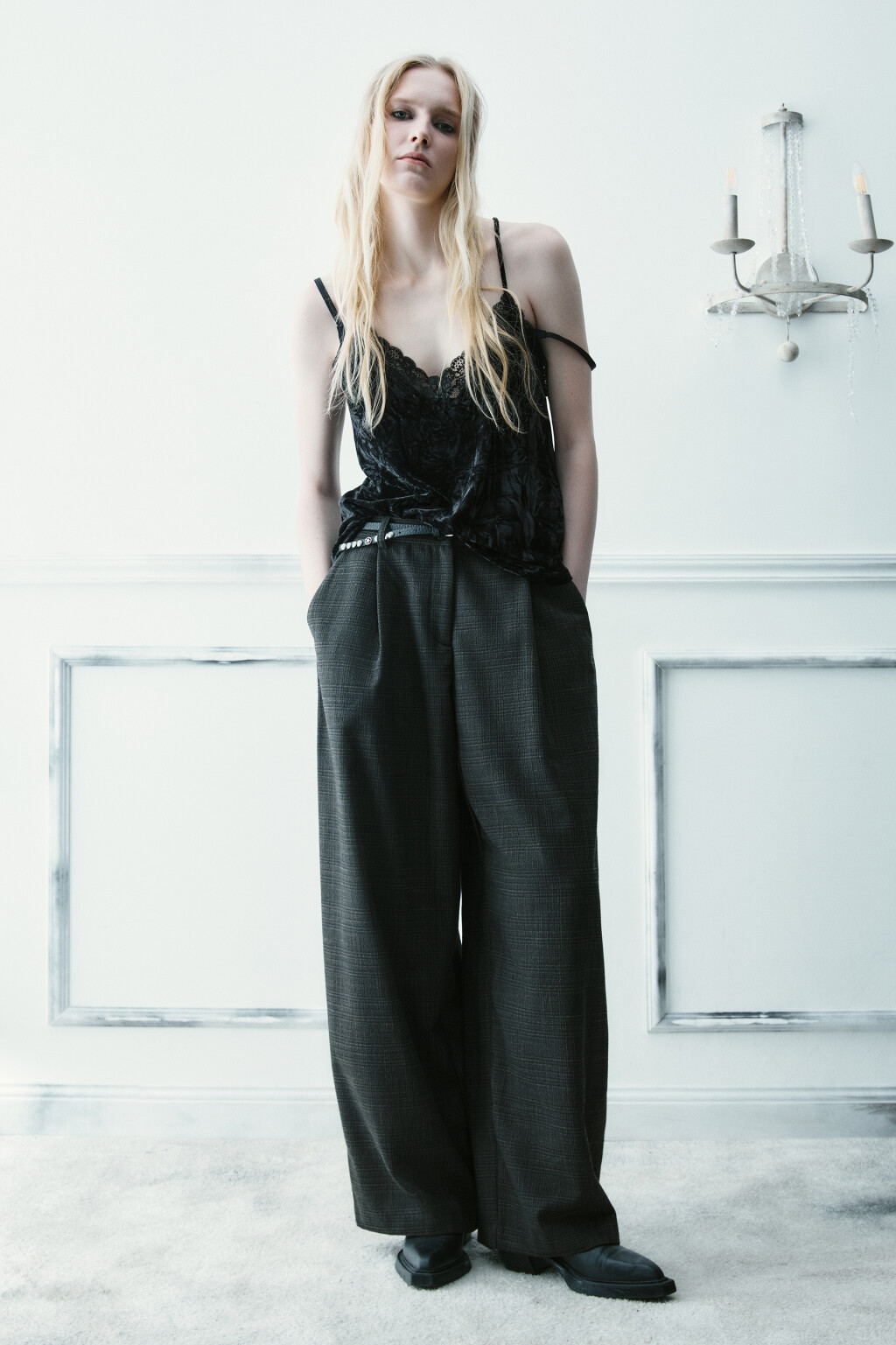 Топ с кружевом и бархатной фактурой - цвет черный - 5