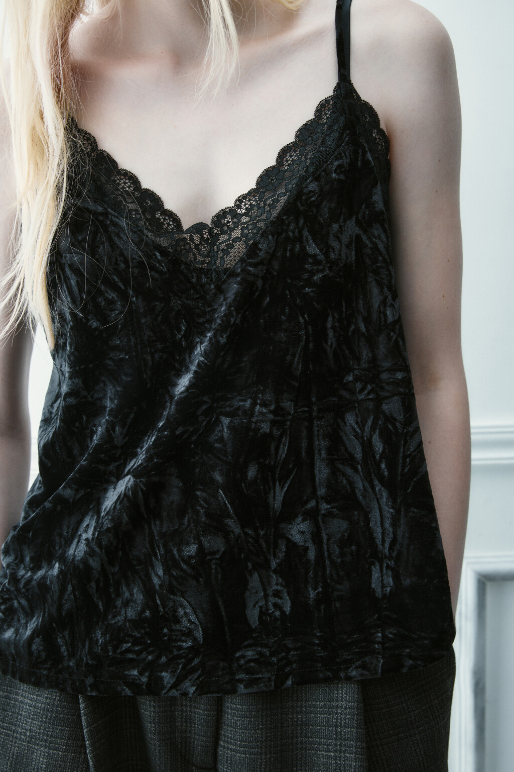 Топ с кружевом и бархатной фактурой - цвет черный - 6
