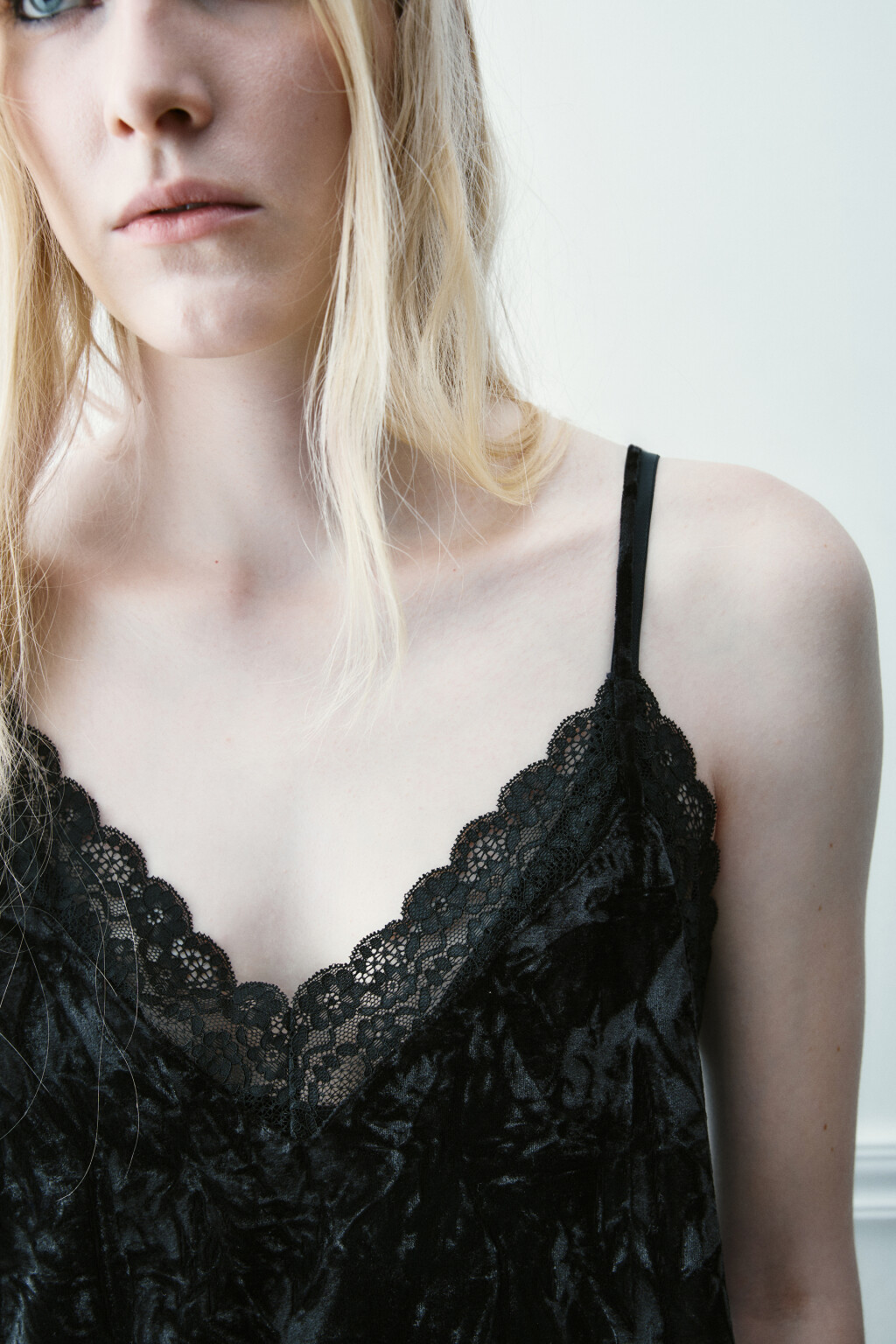 Топ с кружевом и бархатной фактурой - цвет черный - 7