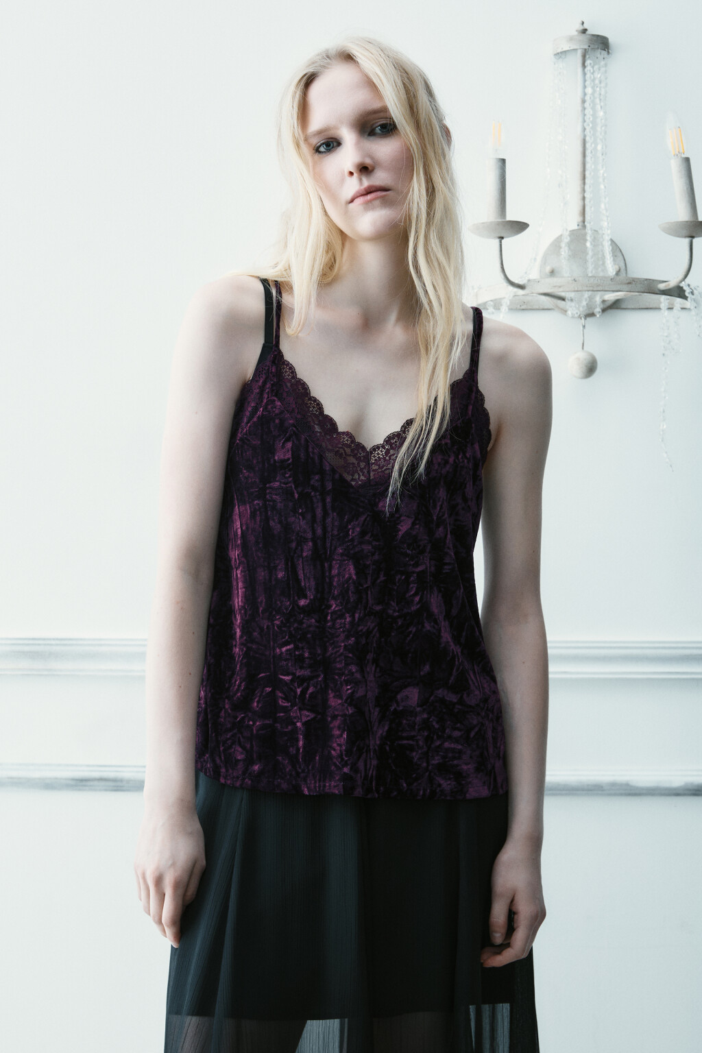 Топ с кружевом и бархатной фактурой - цвет фиолетовый - 3