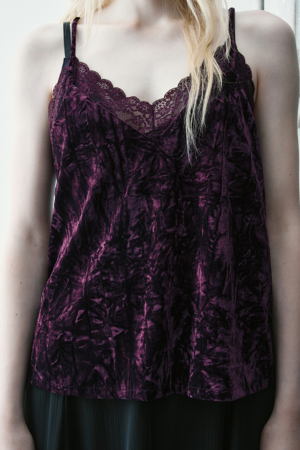 Топ с кружевом и бархатной фактурой - цвет фиолетовый - 6