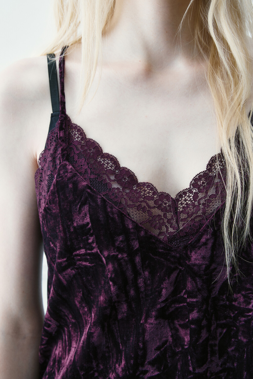 Топ с кружевом и бархатной фактурой - цвет фиолетовый - 7