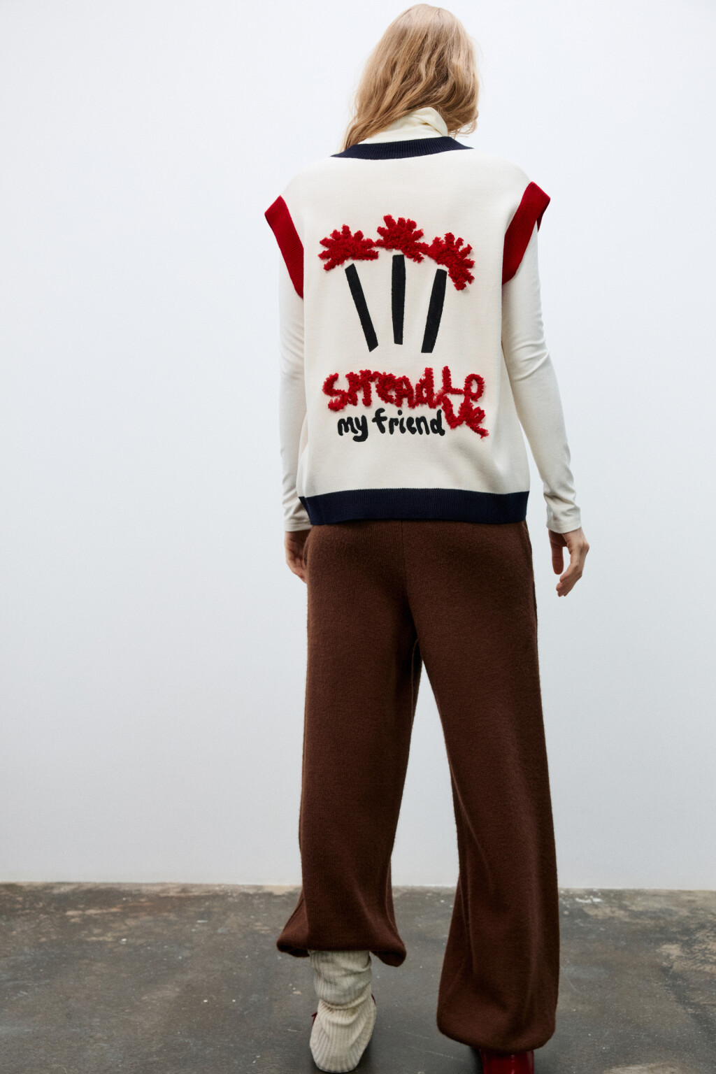 Жилет вязаный с вышивкой - цвет белый - 3