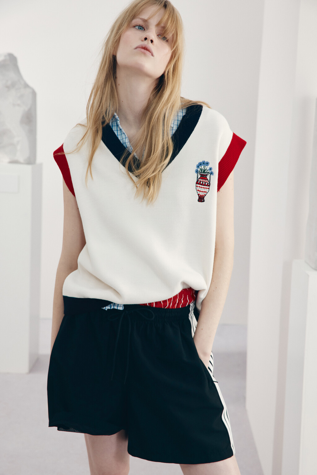 Жилет вязаный с вышивкой - цвет белый - 1