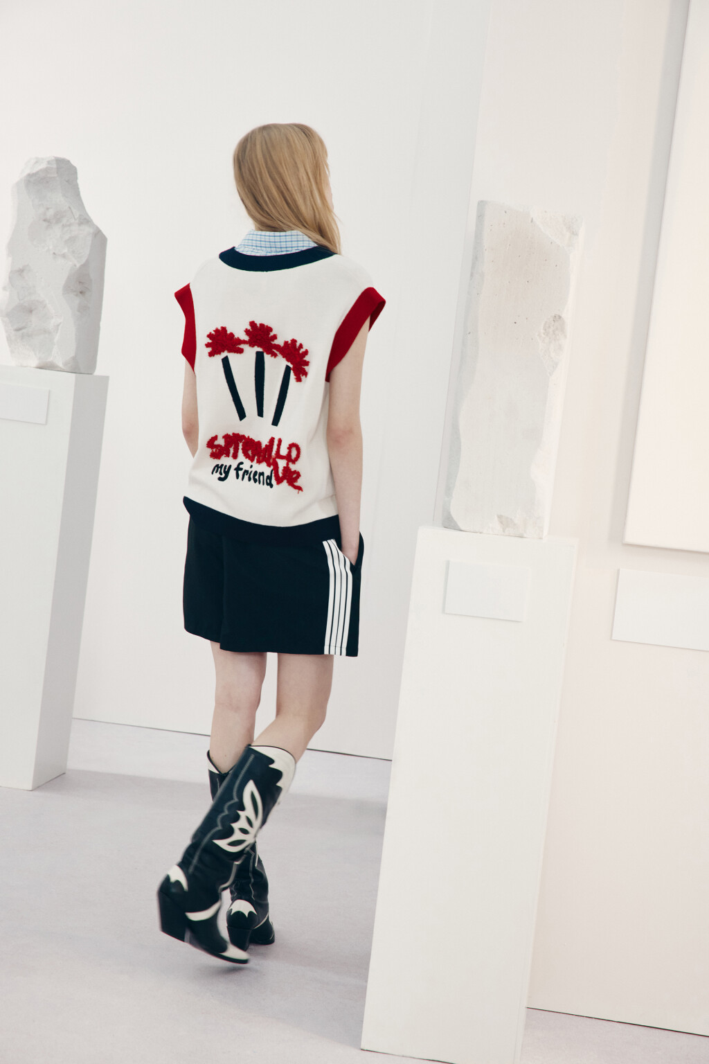 Жилет вязаный с вышивкой - цвет белый - 2