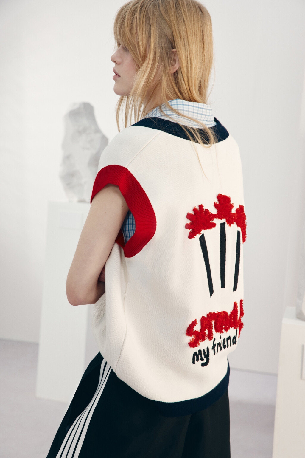 Жилет вязаный с вышивкой - цвет белый - 1