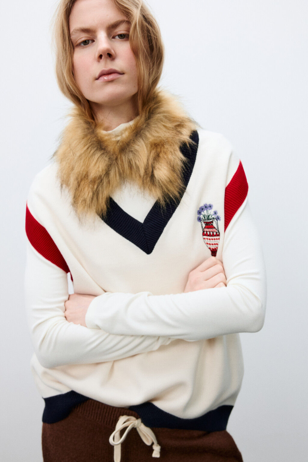 Жилет вязаный с вышивкой - цвет белый - 4