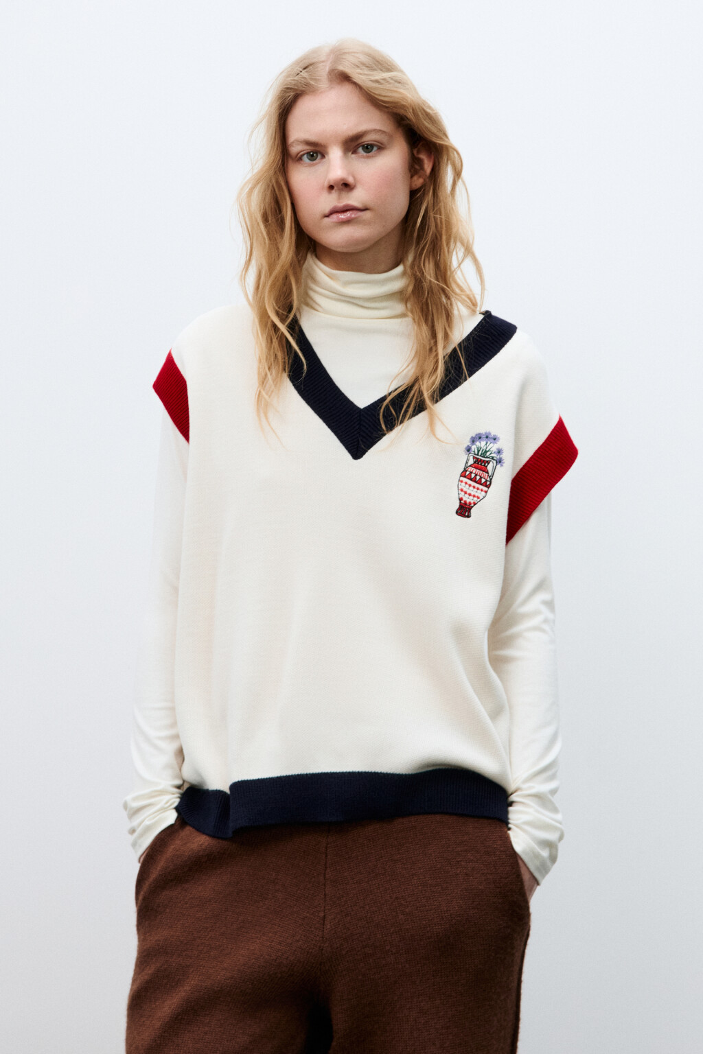 Жилет вязаный с вышивкой - цвет белый - 5