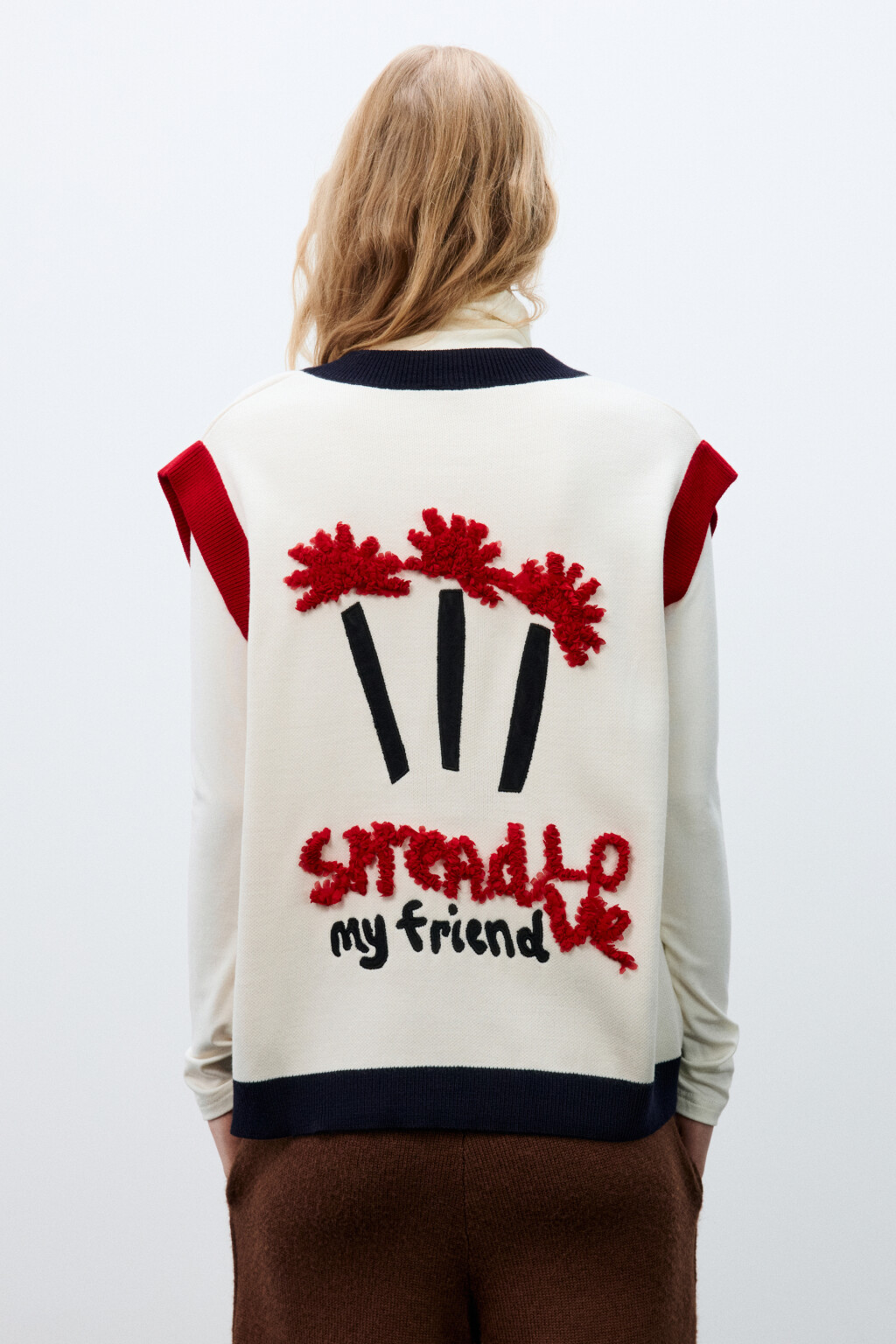 Жилет вязаный с вышивкой - цвет белый - 6