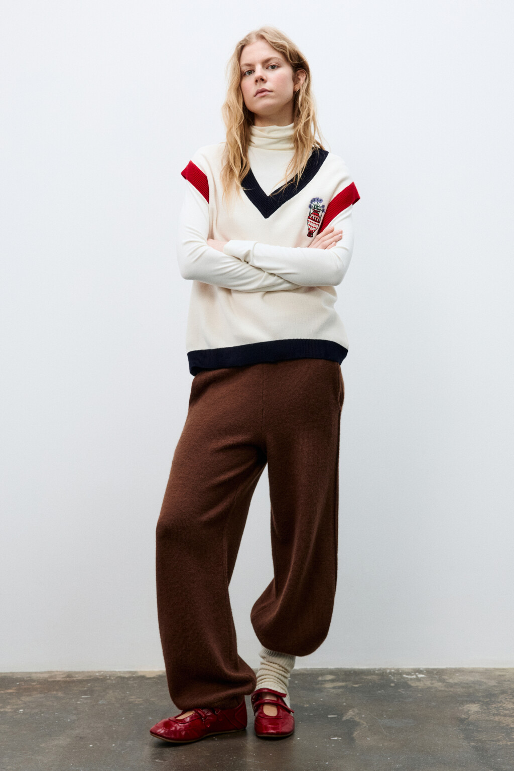 Жилет вязаный с вышивкой - цвет белый - 7