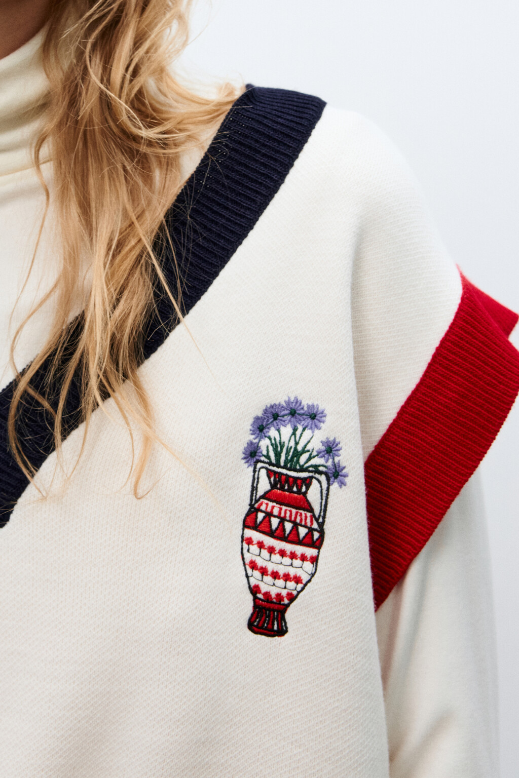 Жилет вязаный с вышивкой - цвет белый - 9