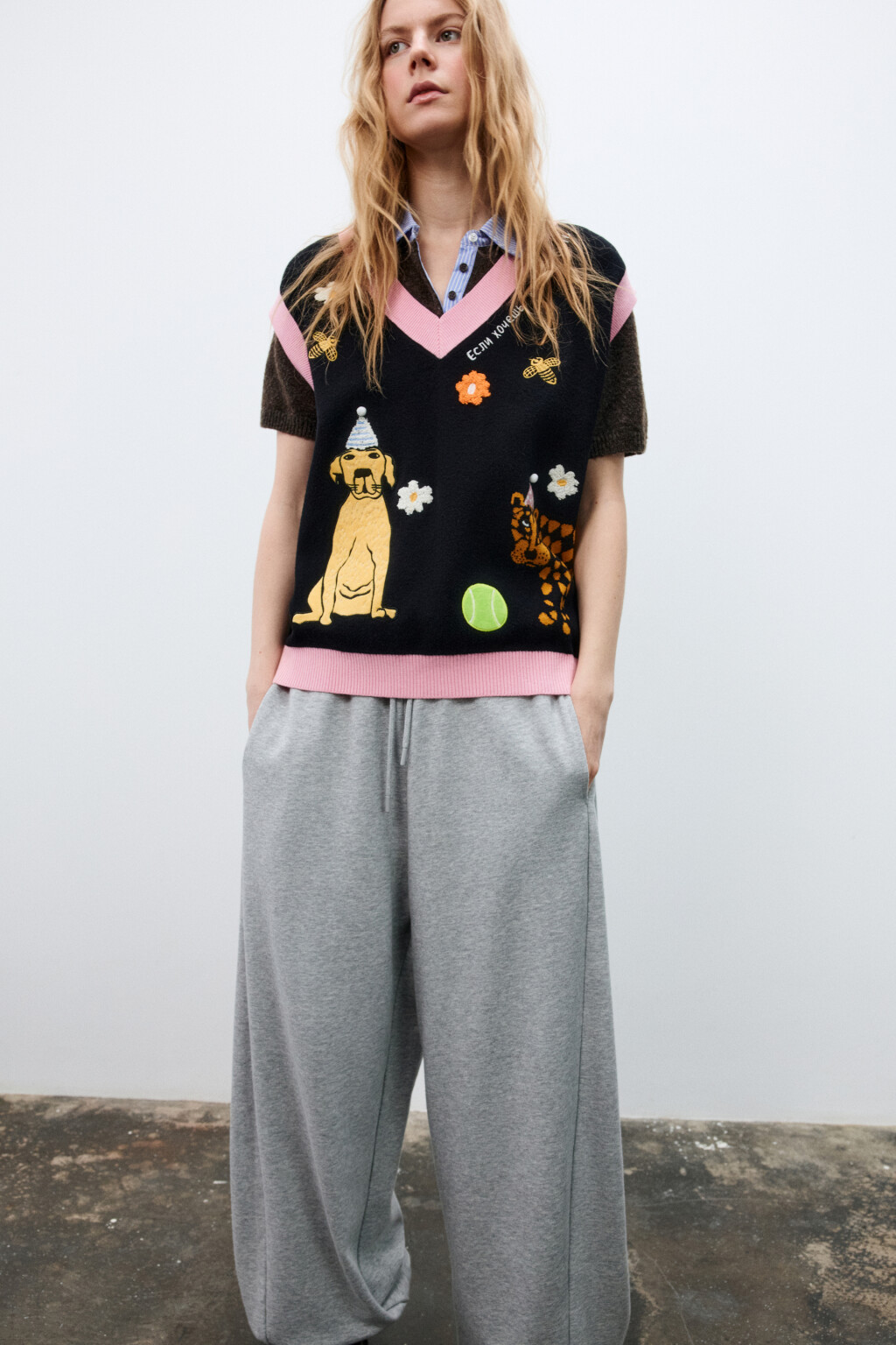 Жилет вязаный с патчами и вышивкой - цвет черный - 2