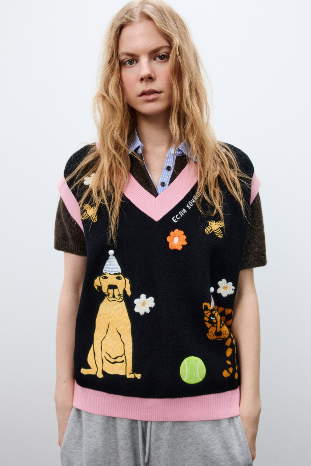 Жилет вязаный с патчами и вышивкой - цвет черный - 3
