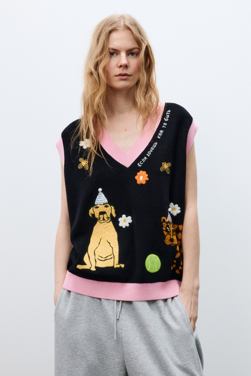 Жилет вязаный с патчами и вышивкой - цвет черный - 4