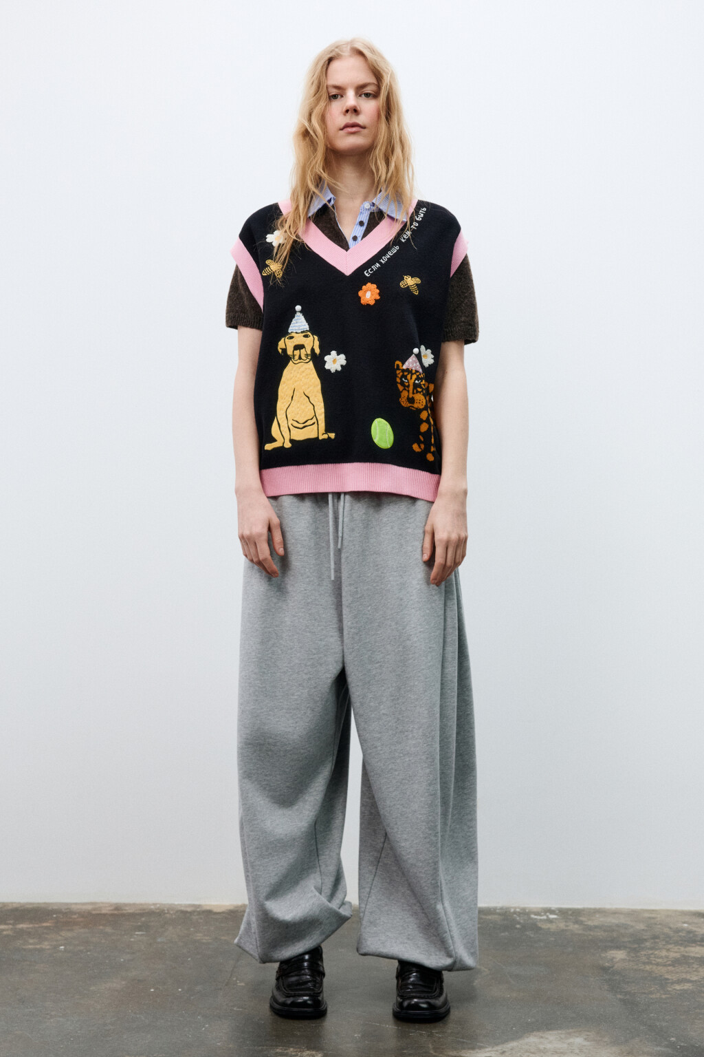 Жилет вязаный с патчами и вышивкой - цвет черный - 6