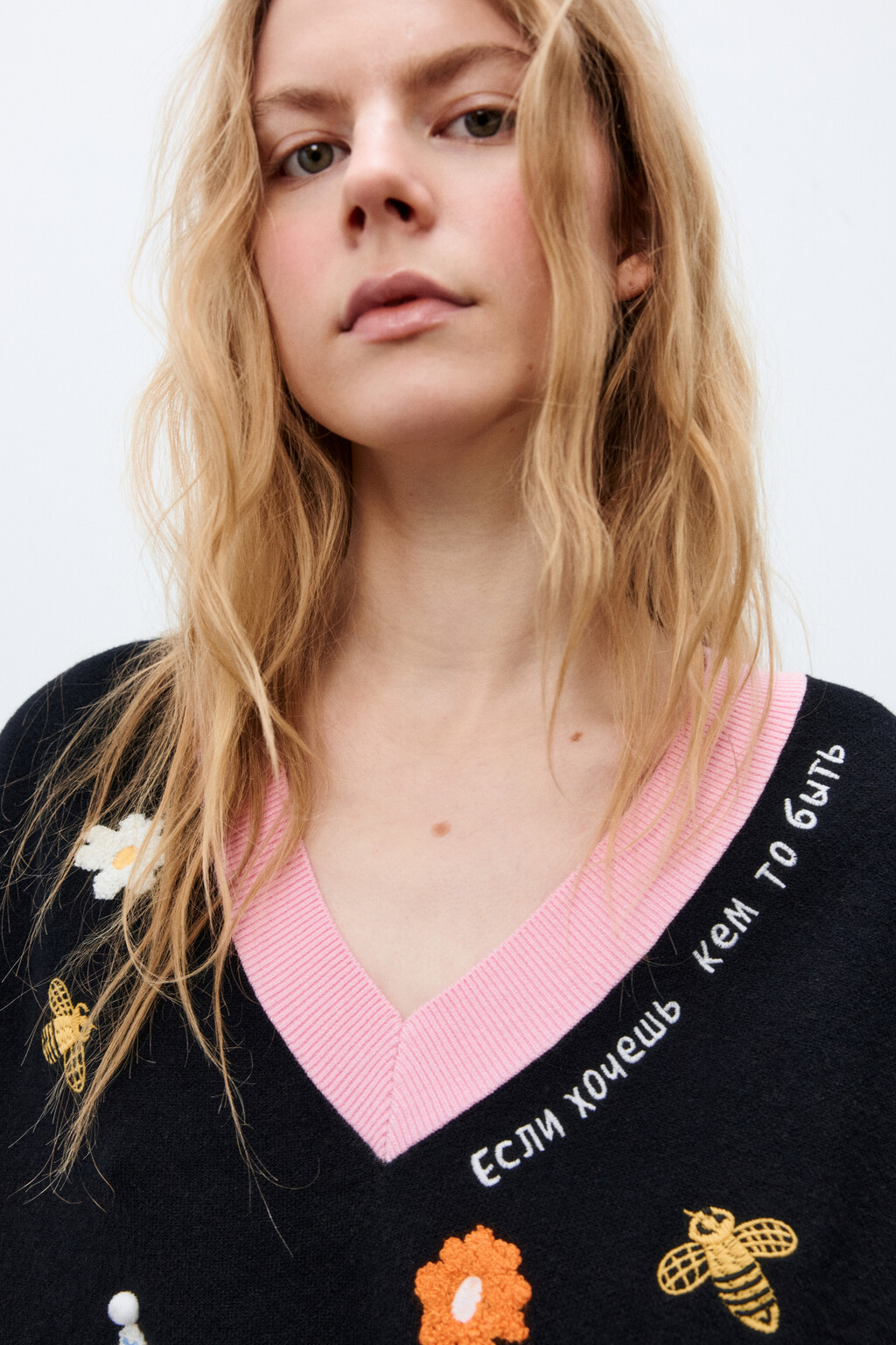 Жилет вязаный с патчами и вышивкой - цвет черный - 7