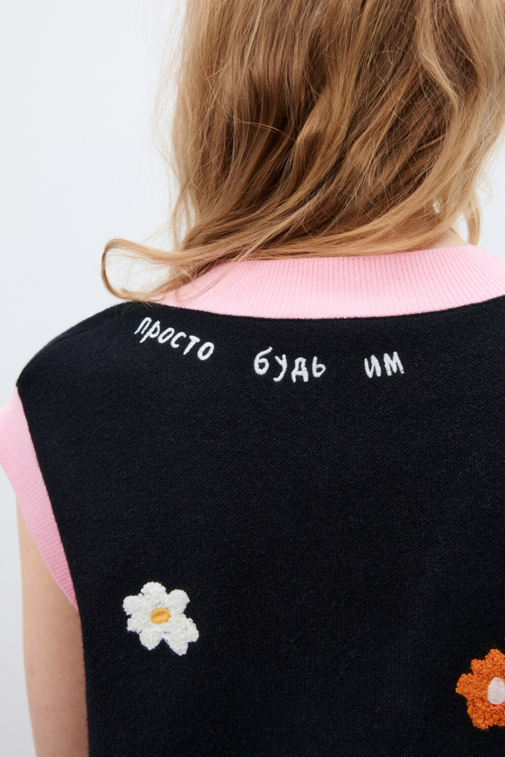 Жилет вязаный с патчами и вышивкой - цвет черный - 8