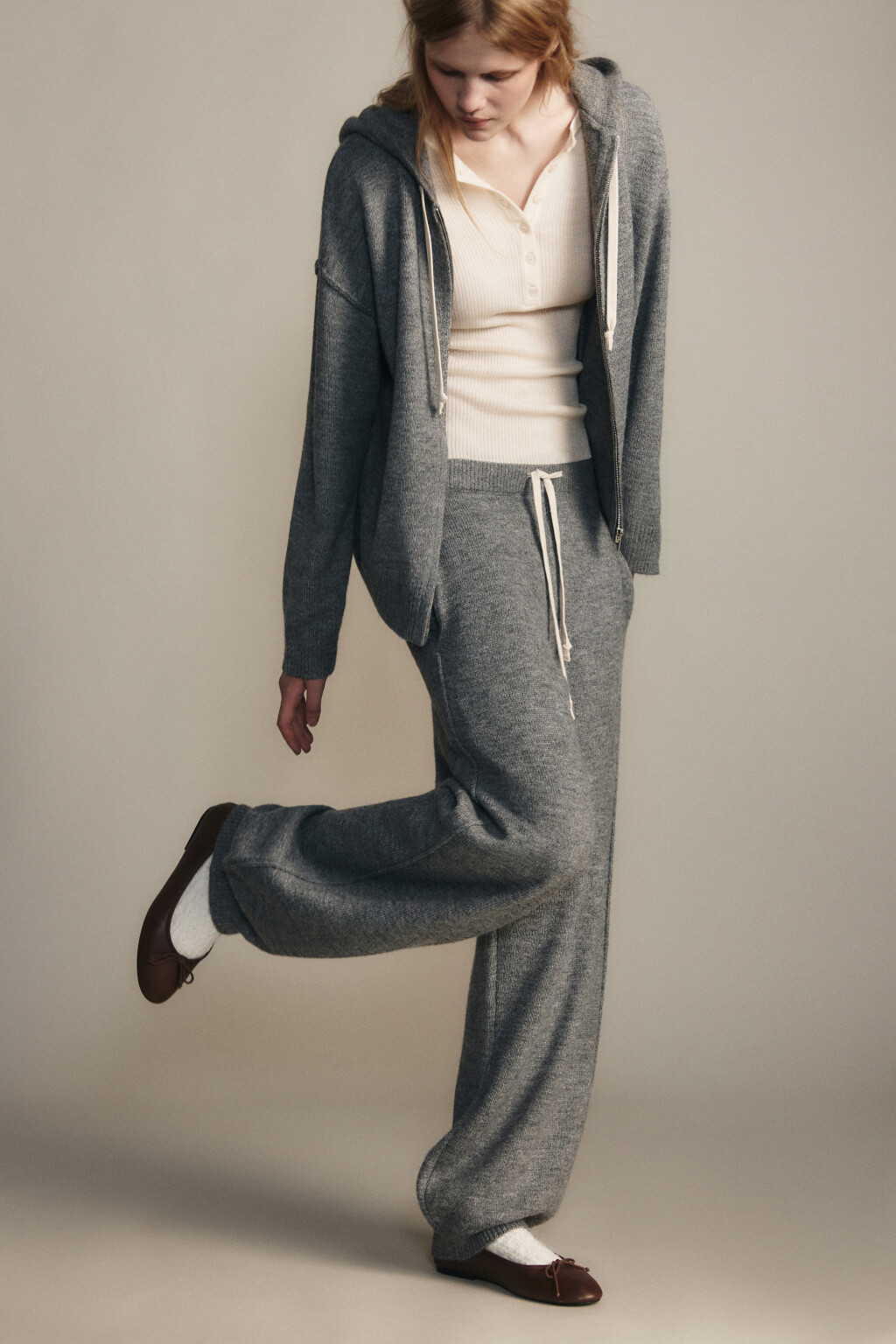 Брюки-джоггеры из вязаного трикотажа - цвет серый - 2