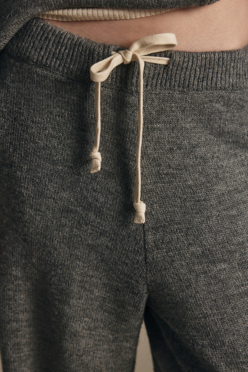 Брюки-джоггеры из вязаного трикотажа - цвет серый - 6