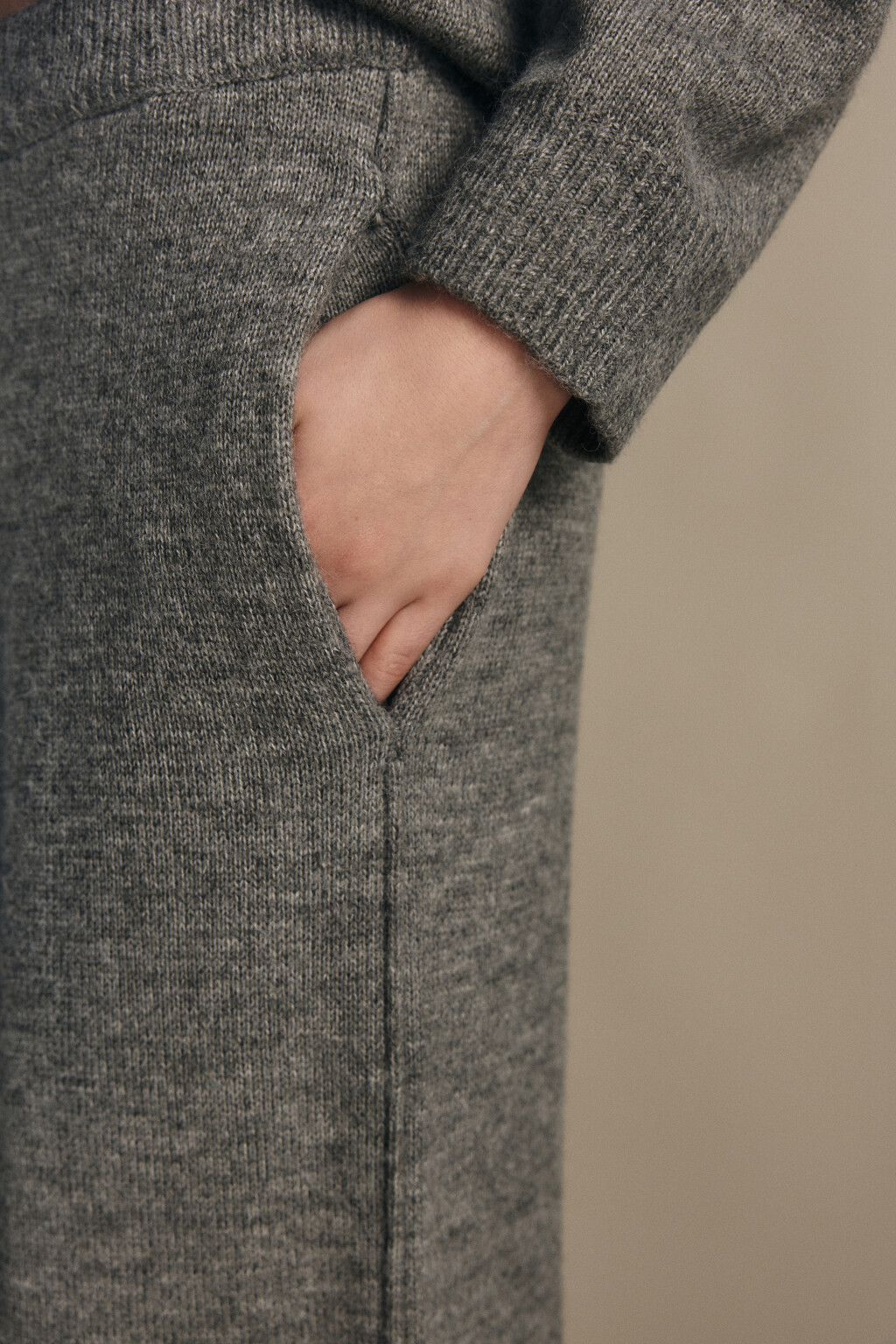 Брюки-джоггеры из вязаного трикотажа - цвет серый - 7