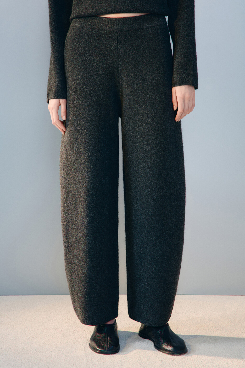 Брюки-бананы из вязаного трикотажа - цвет серый - 2