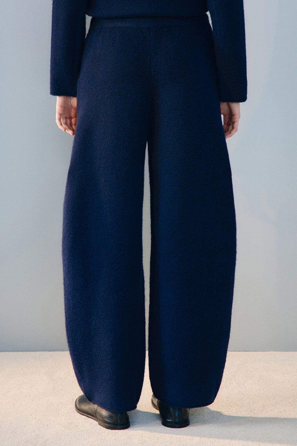 Брюки-бананы из вязаного трикотажа - цвет голубой - 4