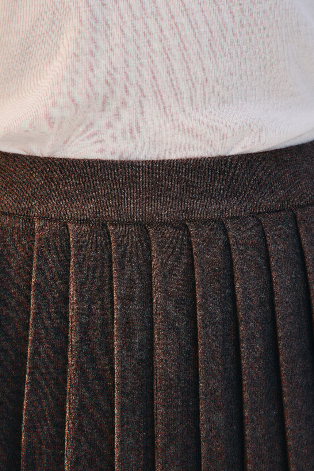 Юбка в складку из вязаного трикотажа - цвет коричневый - 6