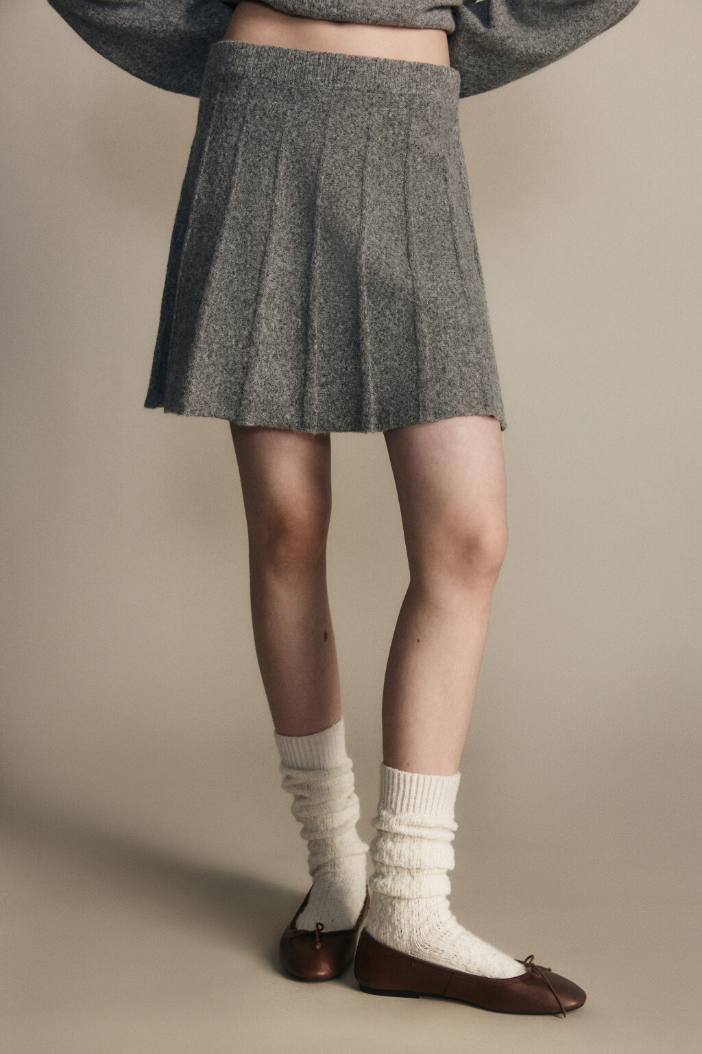 Юбка мини вязаная в складку - цвет серый - 2
