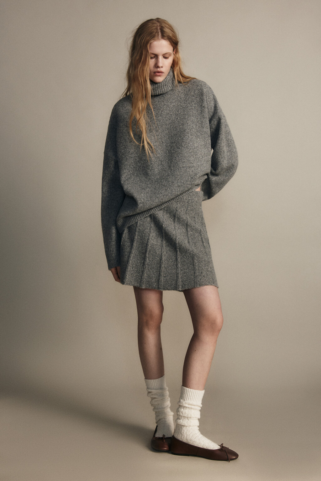 Юбка мини вязаная в складку - цвет серый - 4