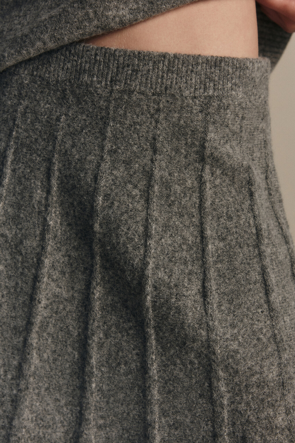 Юбка мини вязаная в складку - цвет серый - 5