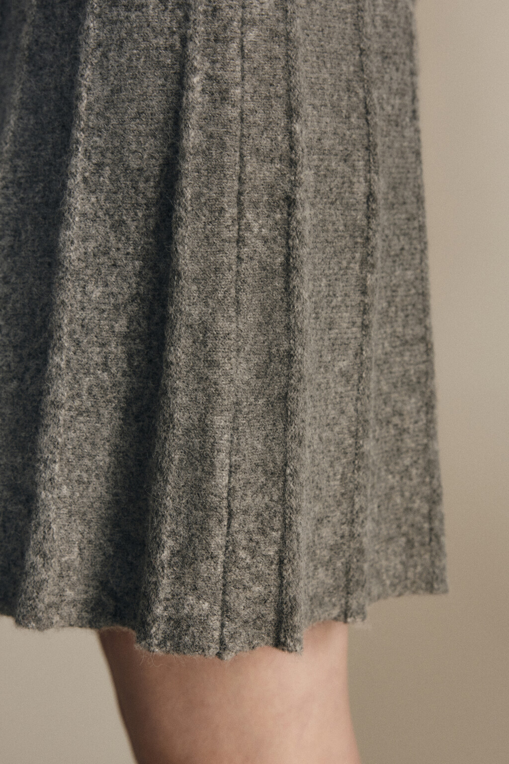 Юбка мини вязаная в складку - цвет серый - 6