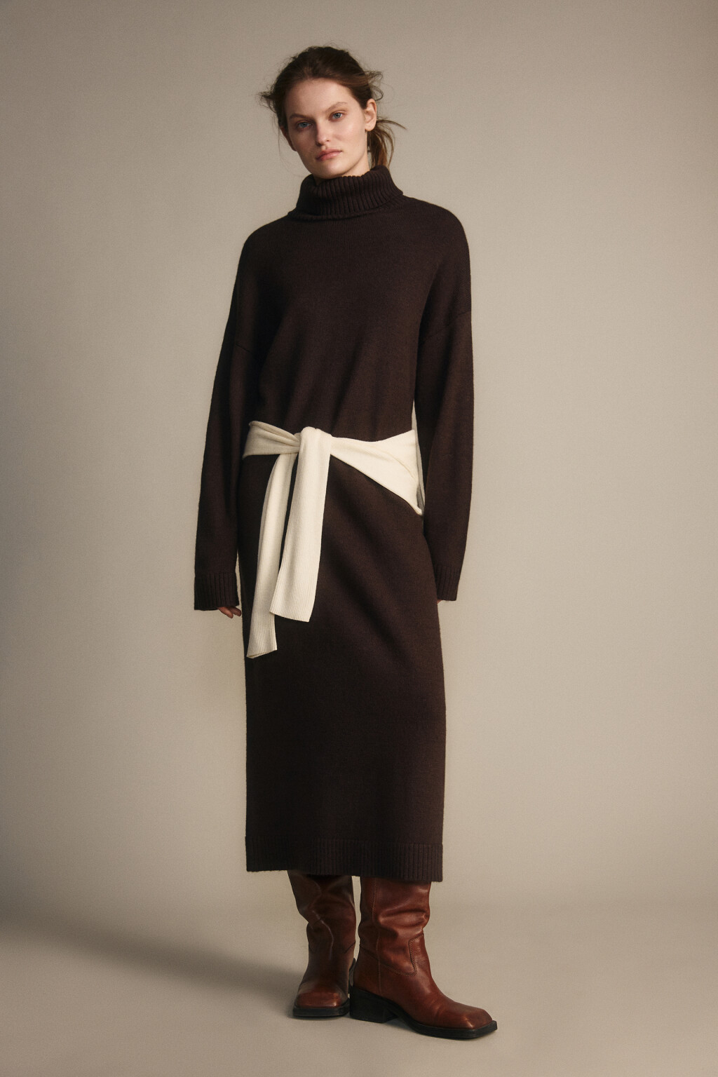 Платье миди из вязаного трикотажа - цвет коричневый - 4