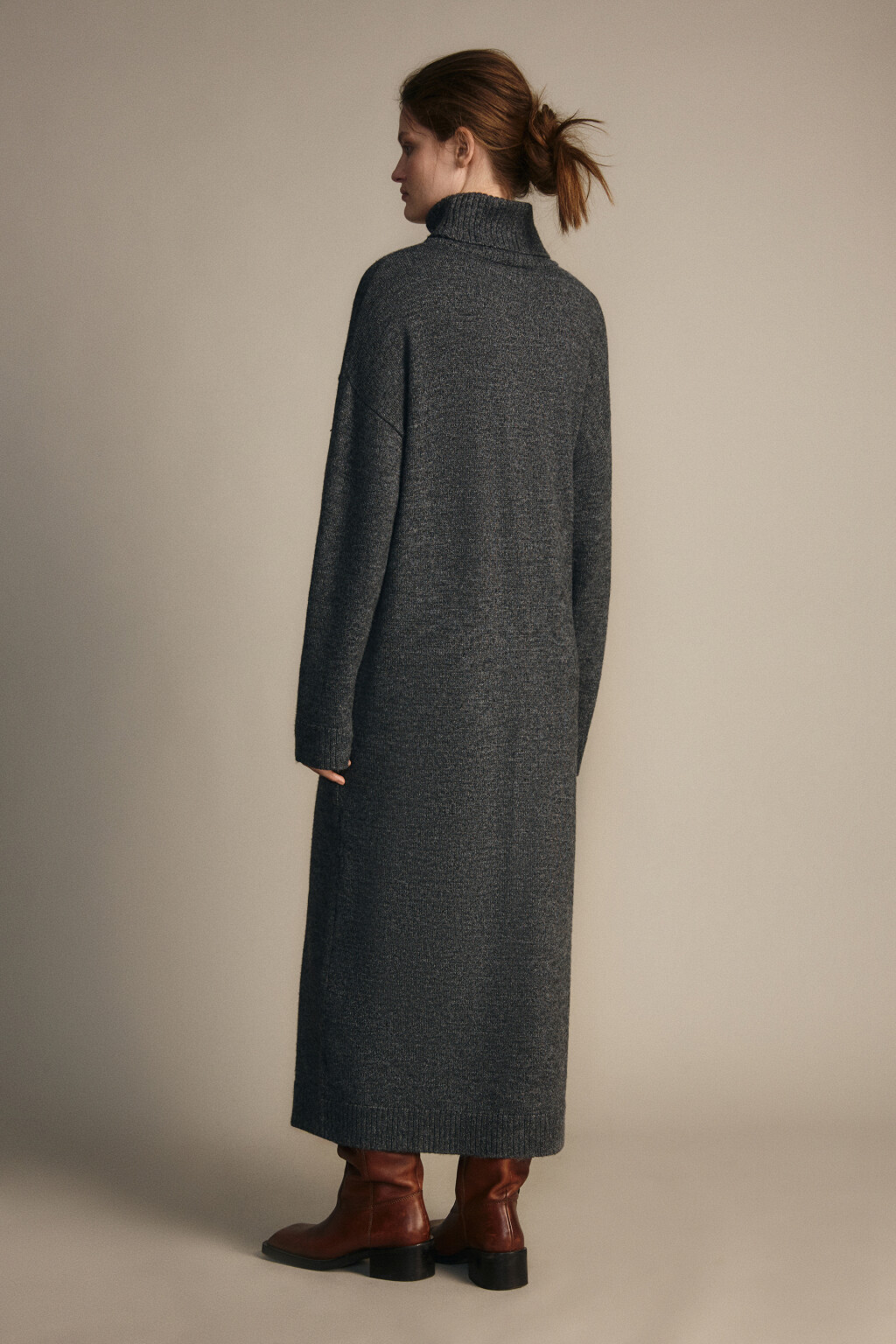 Платье миди из вязаного трикотажа - цвет серый - 4