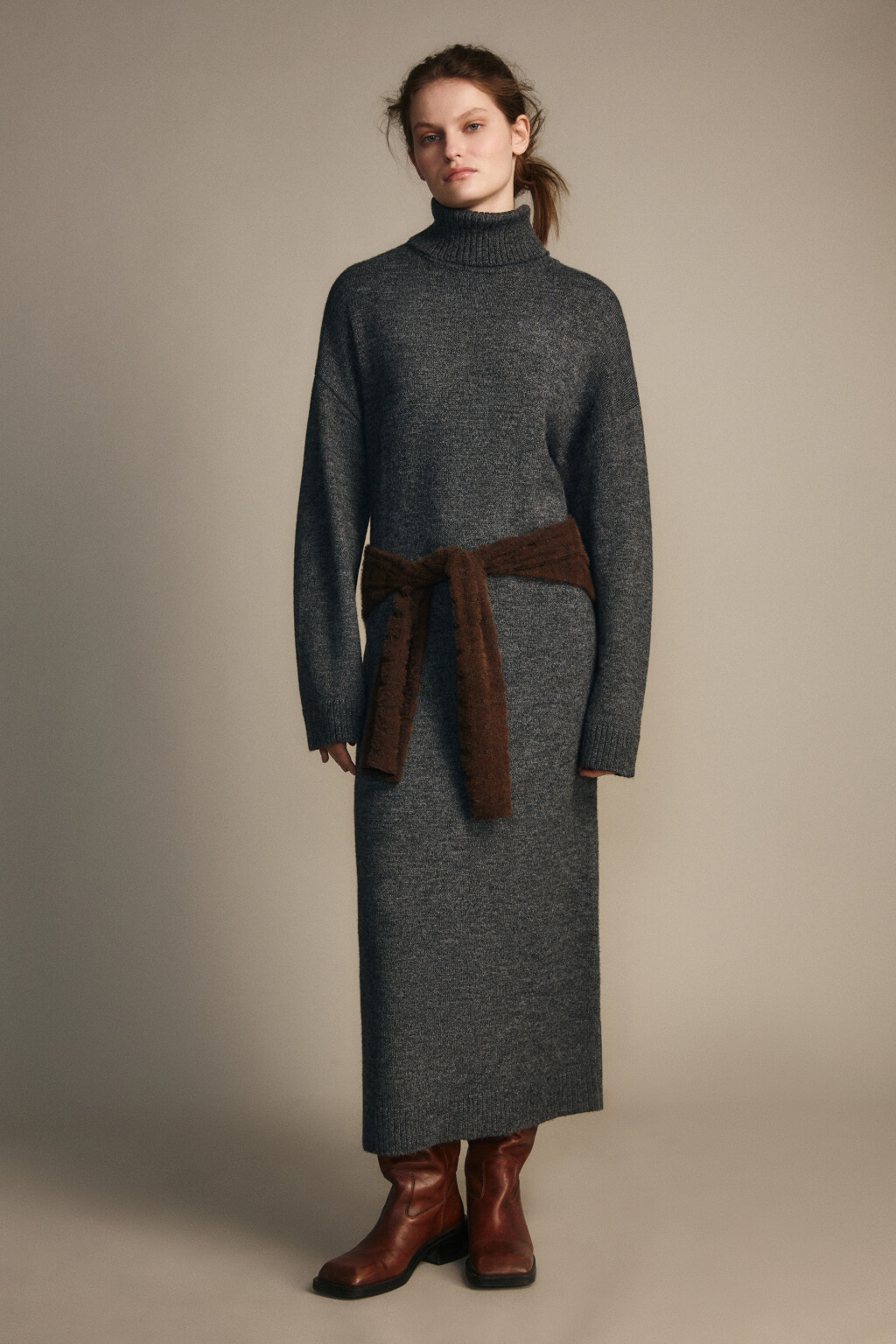 Платье миди из вязаного трикотажа - цвет серый - 5