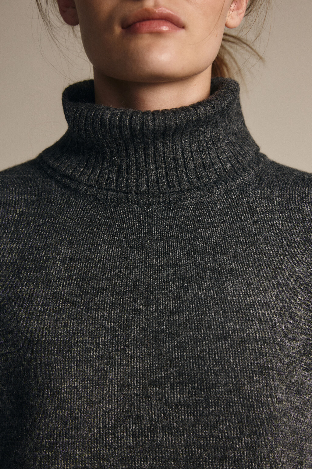 Платье миди из вязаного трикотажа - цвет серый - 6