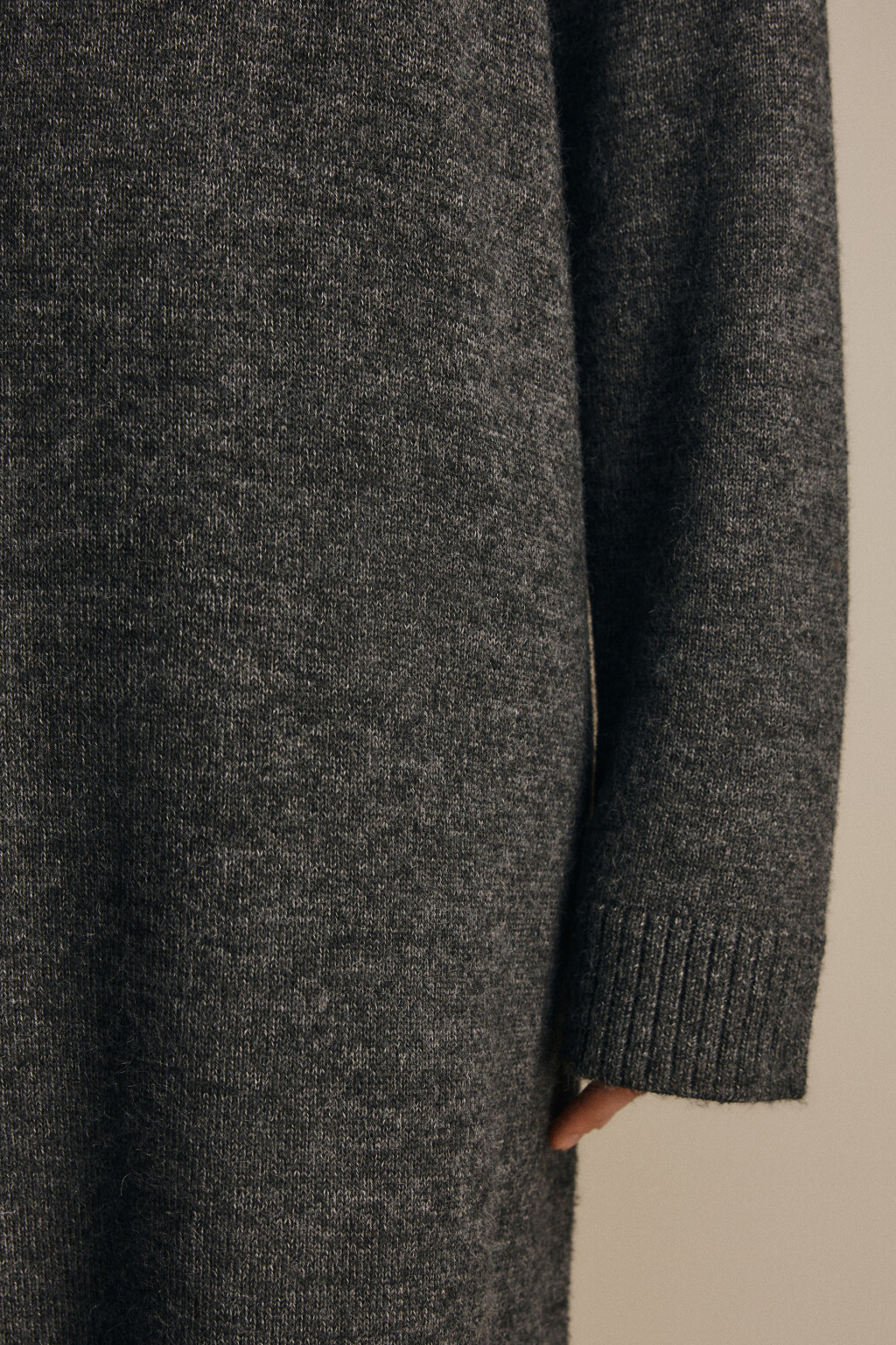 Платье миди из вязаного трикотажа - цвет серый - 7