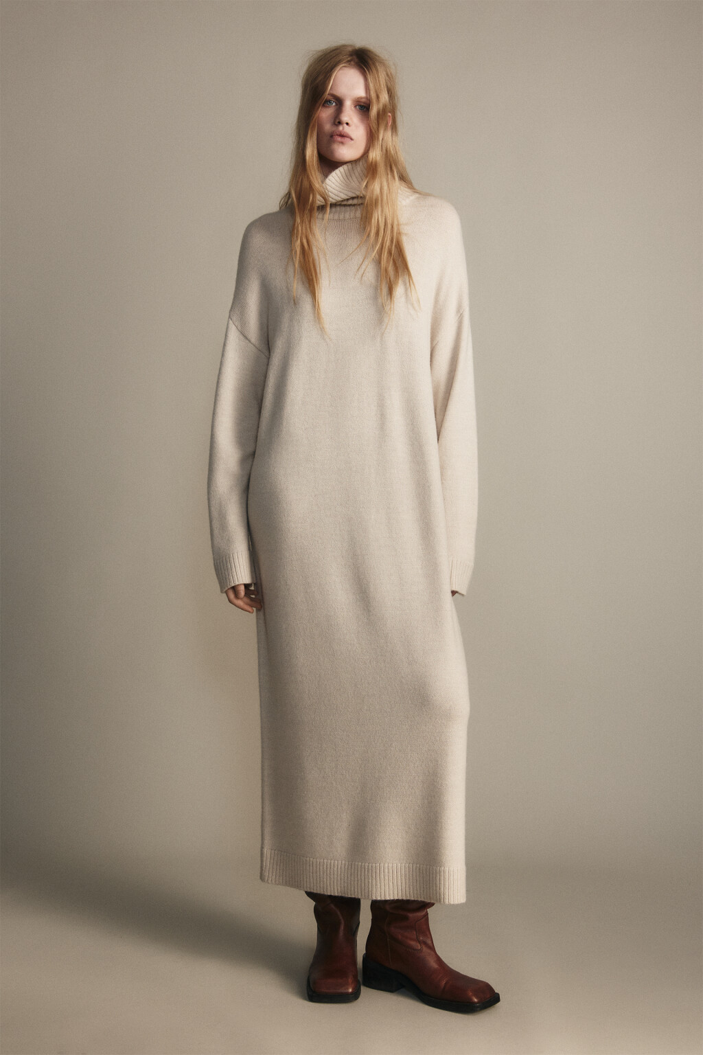 Платье миди из вязаного трикотажа - цвет бежевый - 2