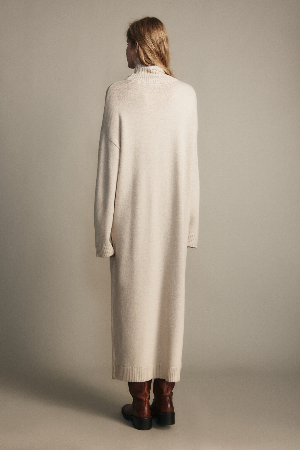 Платье миди из вязаного трикотажа - цвет бежевый - 3