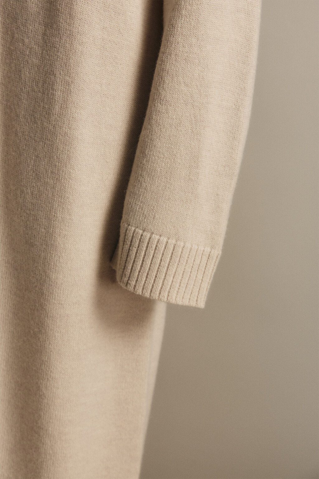 Платье миди из вязаного трикотажа - цвет бежевый - 4